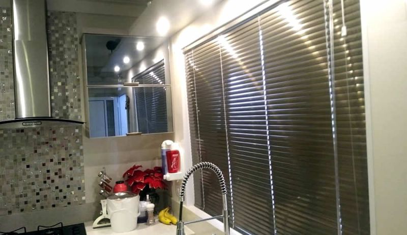 Inspire-se com ideias de decoração que utilizam persianas e cortinas como protagonistas.